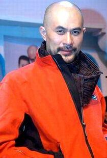 徐锦江图片,硬汉形象背后的艺术人生