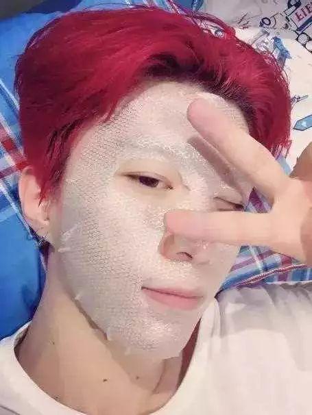 男明星敷面膜图片,揭秘男明星的护肤秘籍